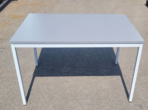 elezn stl s devnou deskou